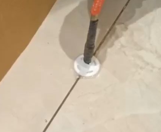 吉利瓷砖空鼓维修公司专业解答瓷砖在铺贴过程中，如果没有涂抹均匀到位的粘结材料（如水泥砂浆或瓷砖胶），可能会导致以下问题